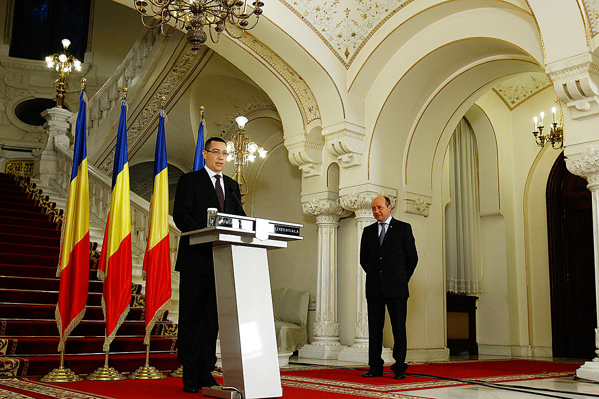 Victor Ponta miniszterelnök (balra) beszél, Traian Basescu figyel. Az elnököt felfüggeszthetik