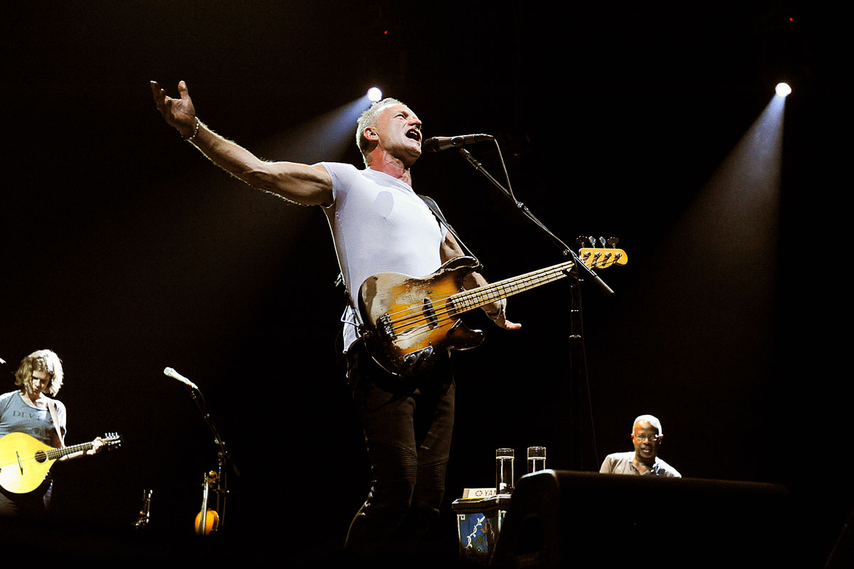 A kép bal szélén Peter Tickell, aki az első pár számban gitározott is, középen Sting, valamint a billentyűs David Sancious