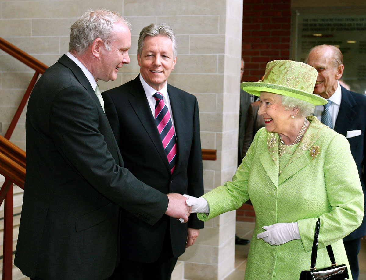II. Erzsébet történelmi kézfogása Martin McGuinness-szel (balra)