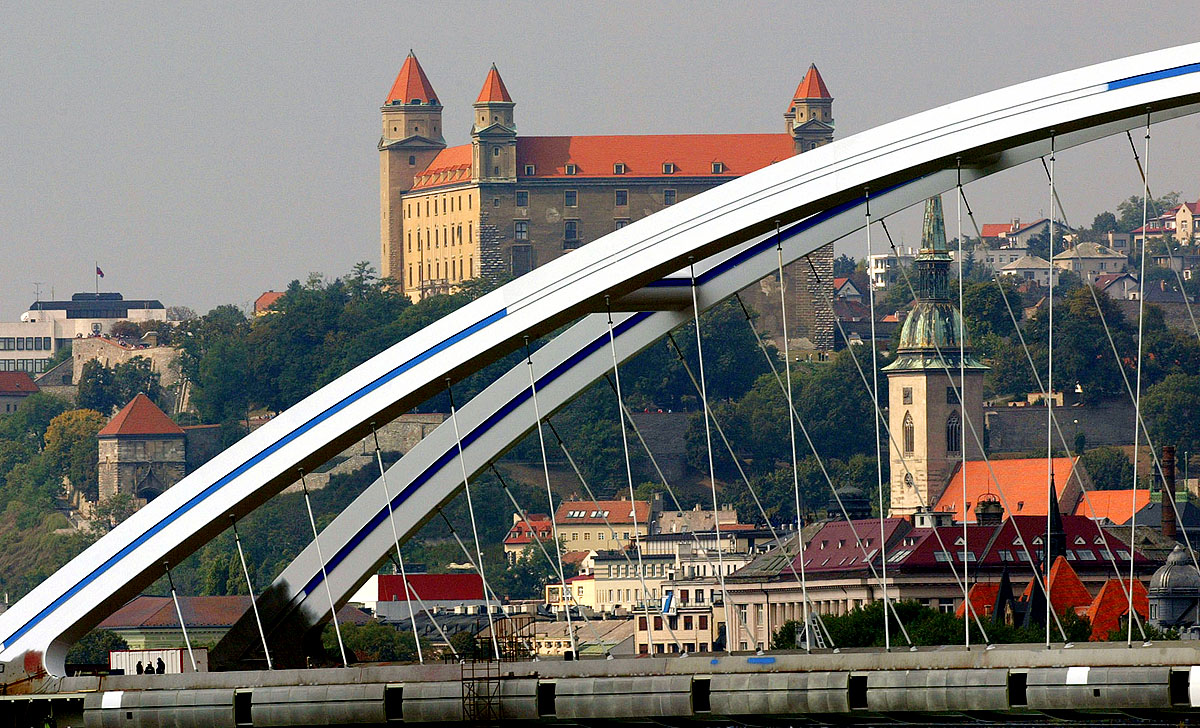 Híd ível át a Duna felett Pozsonyban, háttérben a vár – Közel van, kézenfekvő megoldás