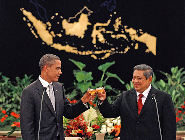Barack Obama az indonéz elnökkel, Susilo Bambang Yudhoyonóval koccint