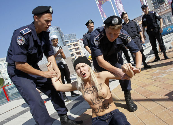 Nem mindenkinek tetszik az Eb: július 1-én a nők jogaiért harcoló aktivistákat vettek őrizetbe a kijevi olimpiai stadion előtt