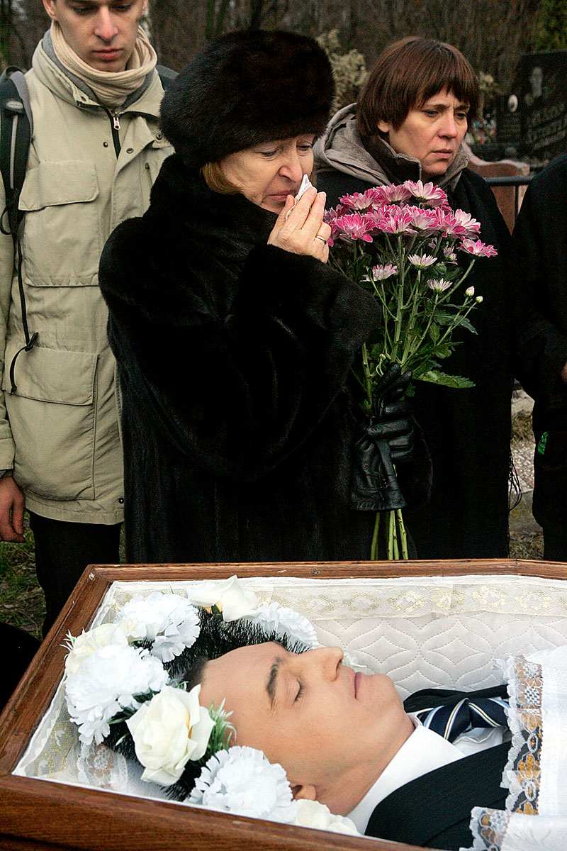 Magnyitszkij koporsójánál anyja 2009-ben
