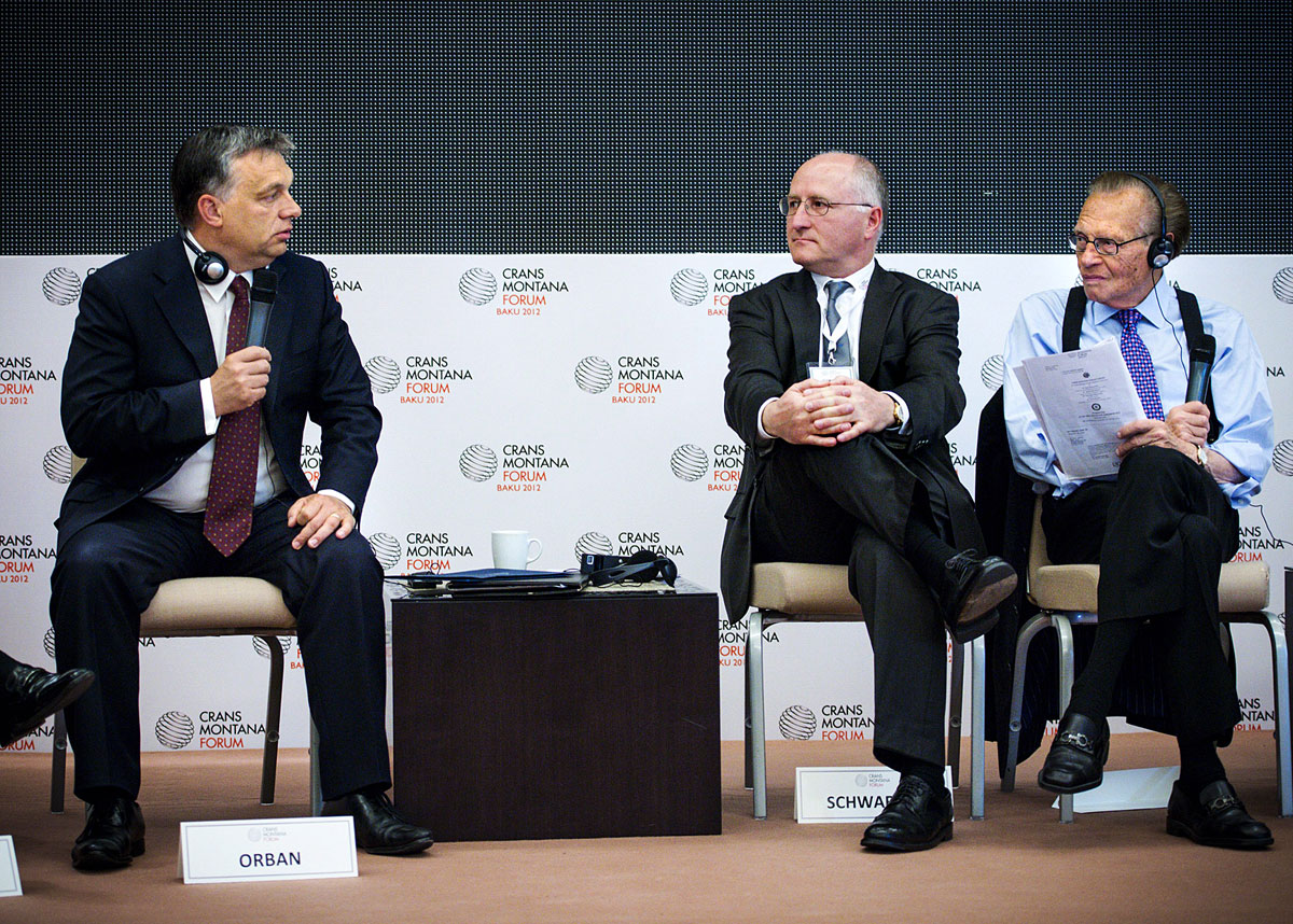 Orbán Viktor és  Joachim Schwarzer EBRD-igazgató Bakuban. Ez most nem a Larry King-show