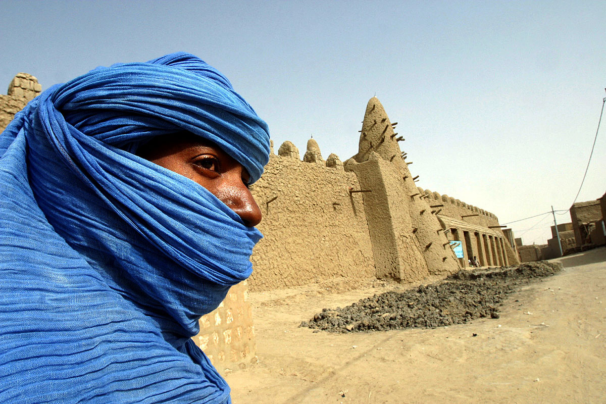 Tuareg nomád Timbuktu egyik 13. századi mecsetje előtt. Az iszlamista Ansar Dine szerint bálványimádók