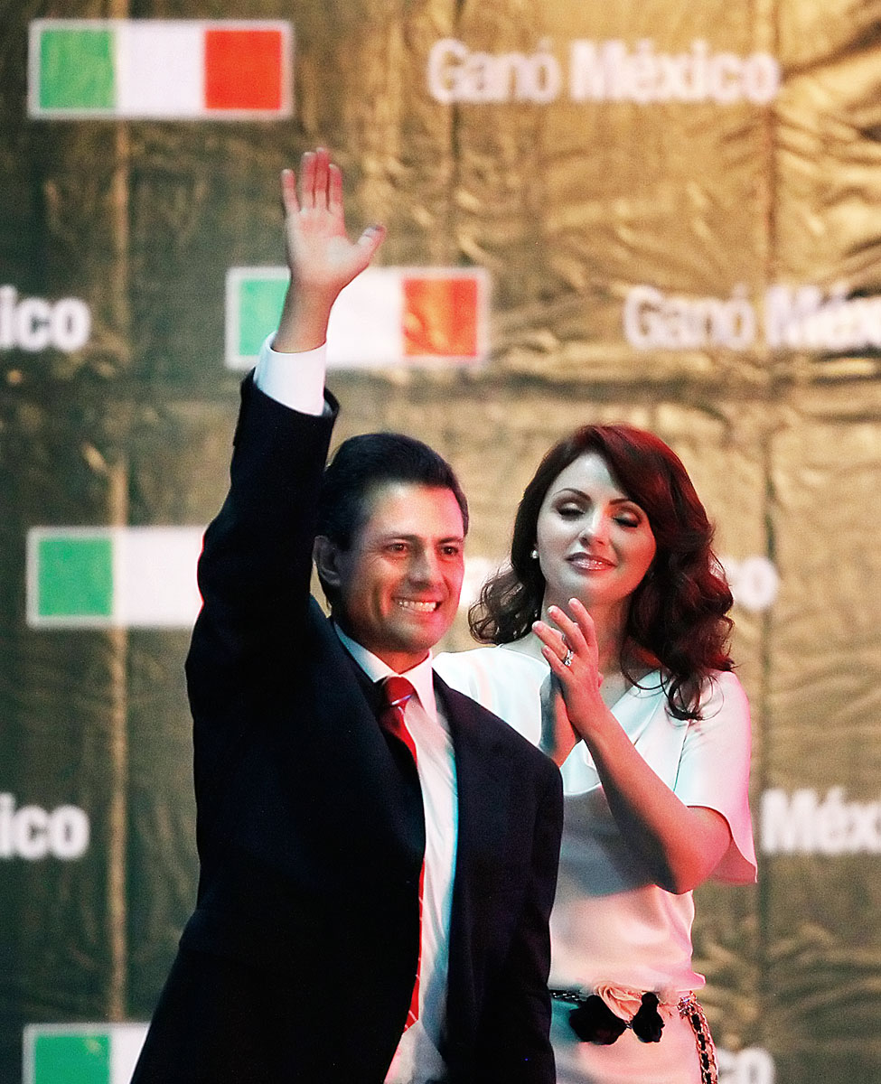 Enrique Pena Nieto választási győzelmét ünnepli, oldalán feleségével, Angelica Riverával, aki ismert szappanopera-szereplő volt