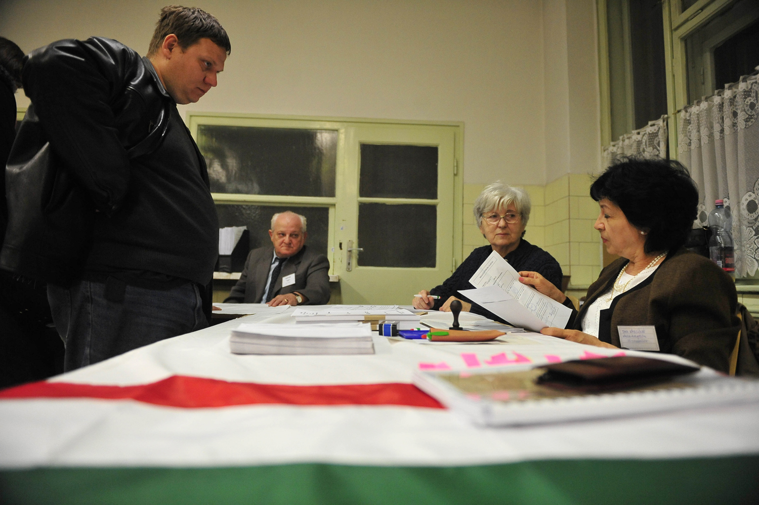 Egy lakóhelyétől távol szavazó férfi részvételi jogosultságát ellenőrzik 2010. április 11-én, az éjfélig húzódó Bocskai úti szavazáson
