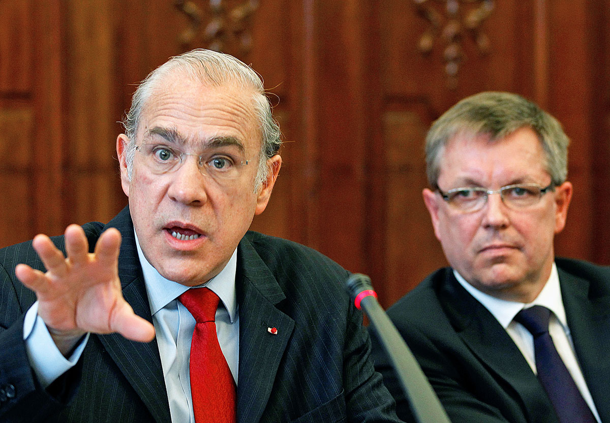 Angel Gurria, az OECD főtitkára egy 2011-es budapesti tanácskozáson Matolcs György oldalán. Rossz hírei vannak