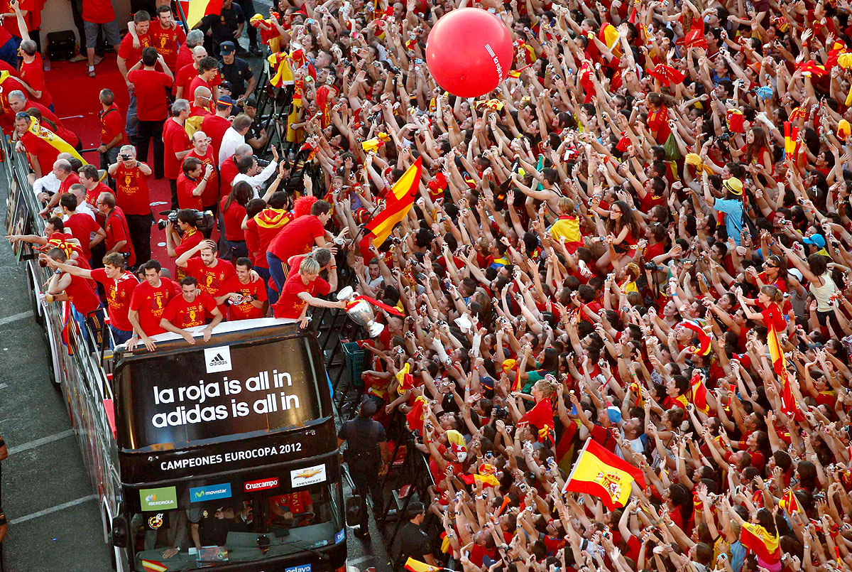 A spanyol válogatott diadalmenete Madridban