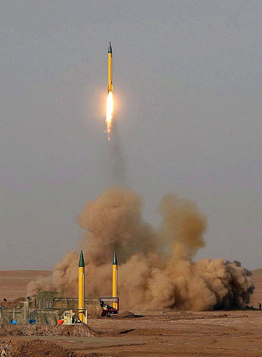 Egy Sahab–3 rakéta startol a Lut-sivatagban