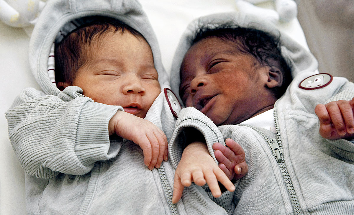 Ryan (balra) és Leo Gerth 2008-ban egy berlini kórházban császármetszéssel születtek német és színes bőrű szülők ikreiként. Vélhetően ők is két nyelvet kezdtek egyszerre elsajátítani