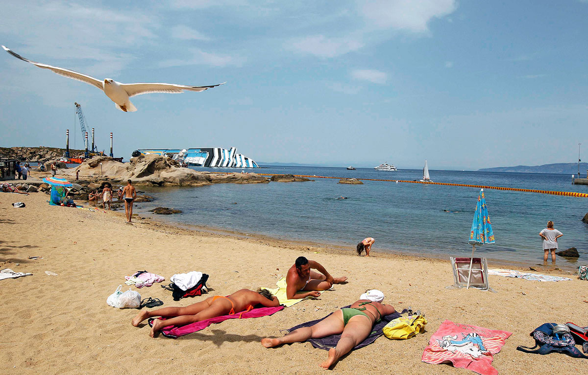 Ezt látják a turisták a Costa Concordia roncsaiból a Giglio-szigetnél