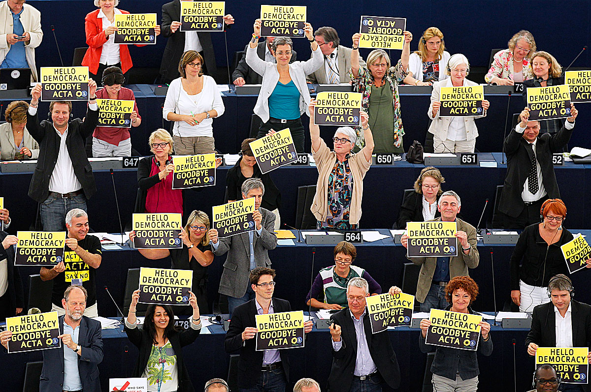 Helló demokrácia, viszlát ACTA - az európai zöldek tiltakoznak Strasbourgban, a szavazás előtt
