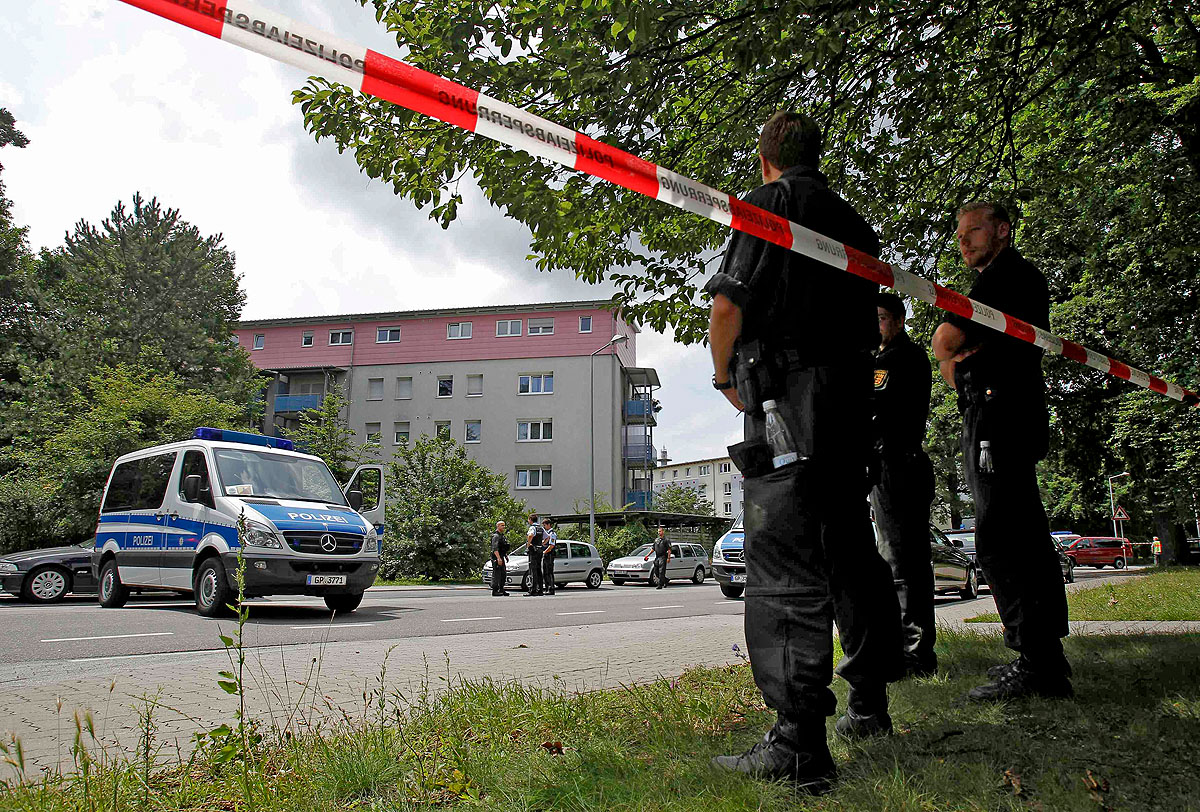 Rendőrök a karlsruhei háznál. Az ámokfutó mindenkivel végzett