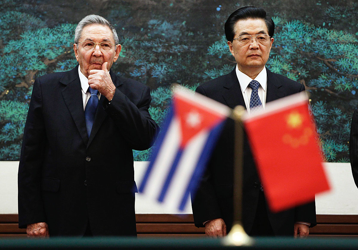 Raúl Castro kubai vezető Hu Jintaó kínai elnökkel Pekingben. Tanulmányút.