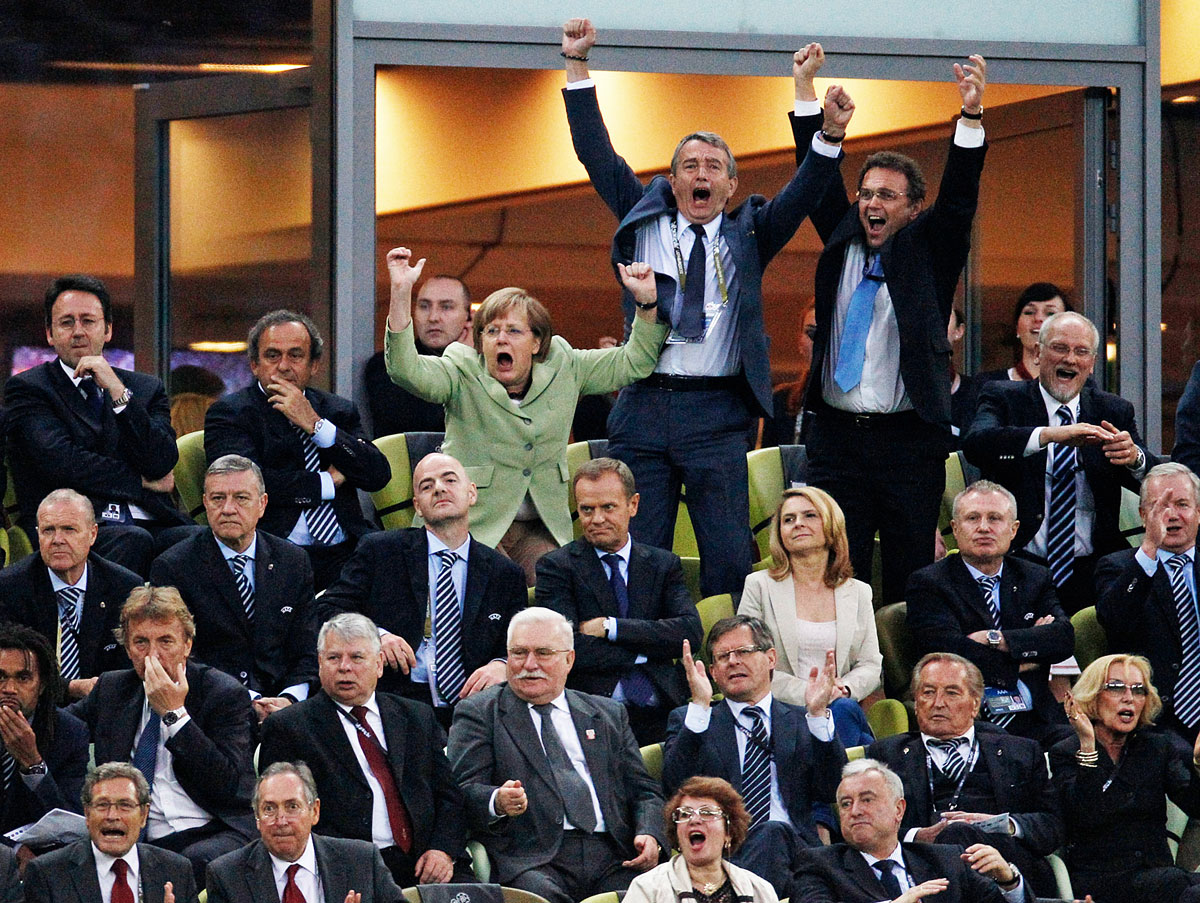 Angela Merkel szereti a focit. A kancellár Wolfgang Niersbach, a német futballszövetség elnöke és Hans-Peter Friedrich belügyminisztere társaságában örül Philipp Lahm görögök elleni góljának az Eb-n
