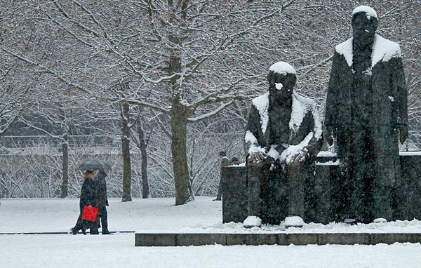 Hó borítja a Berlin központjában, a polgármesteri rezidencia, melletti parkban álló Marx-Engels szobrot. Nem jó a szabad piac.