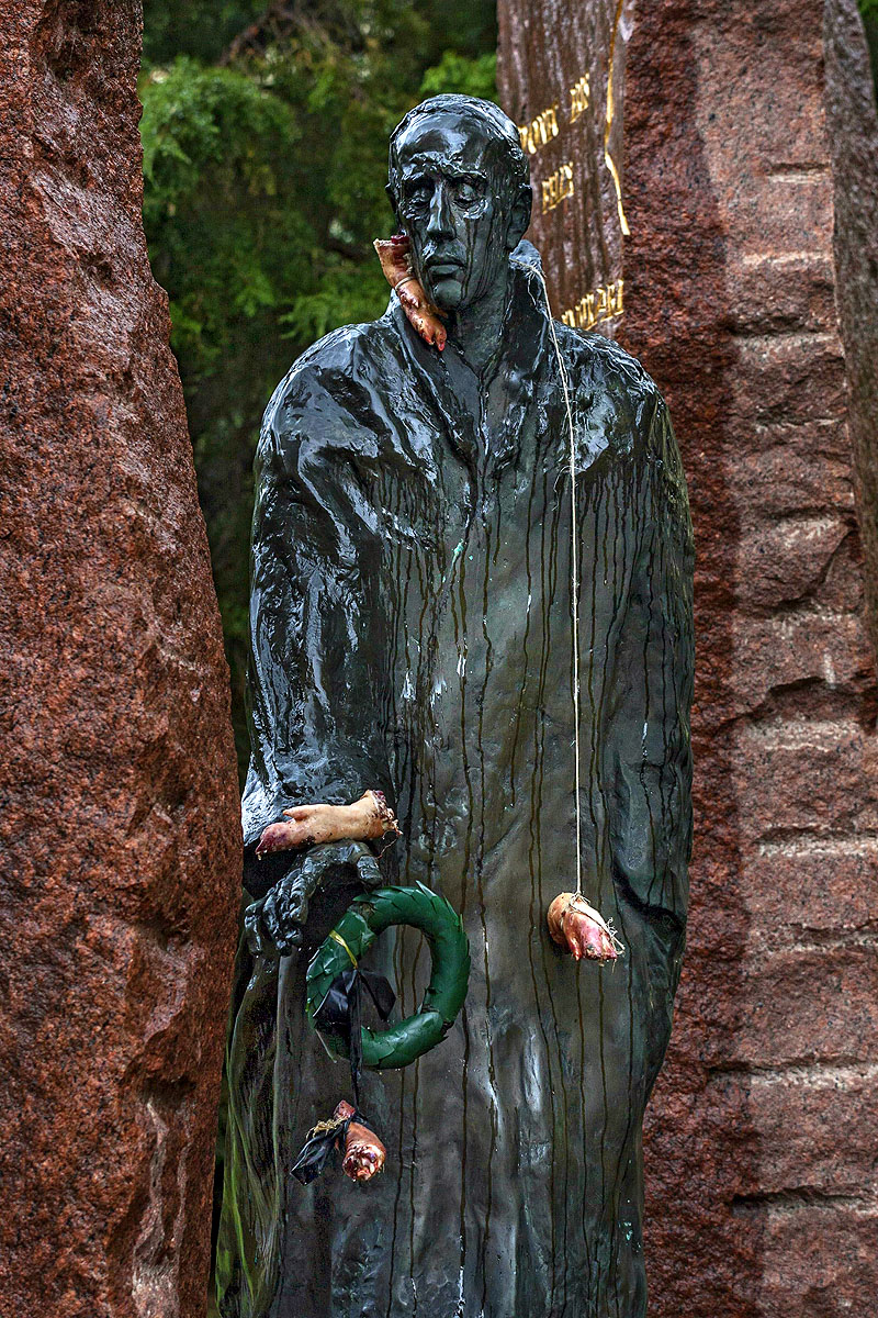 Raoul Wallenberg meggyalázott szobra