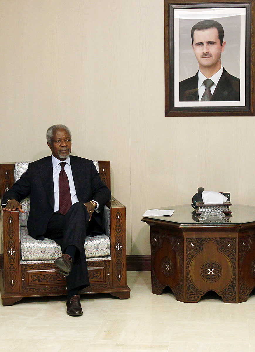 Kofi Annan a szír elnök portréjával egy damaszkuszi látogatáson májusban. Nincs garancia