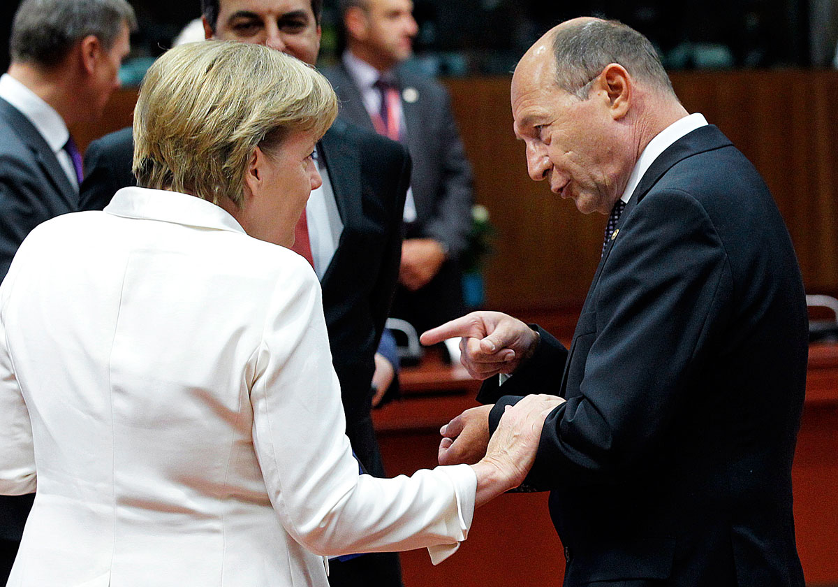 Angela Merkel Traian Basescuval (jobbra). Ponta szerint nem meglepő, hogy a német kancellár az övéit támogatja