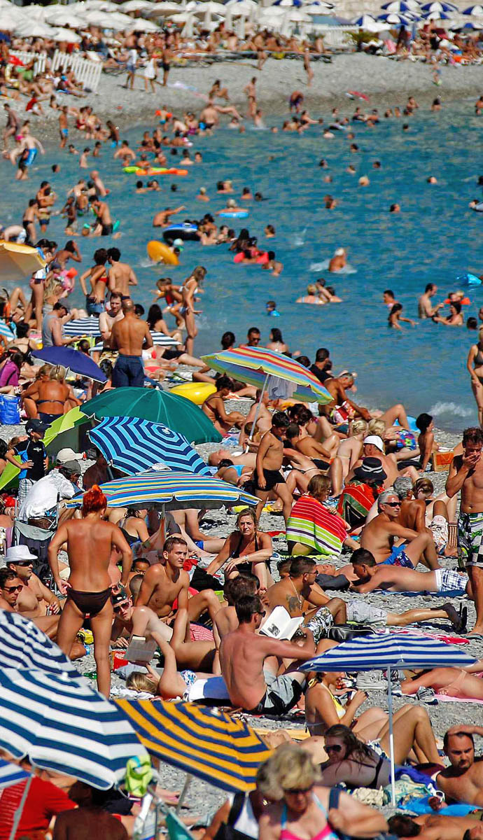 Nizzai strandolók. A többség belföldön nyaral