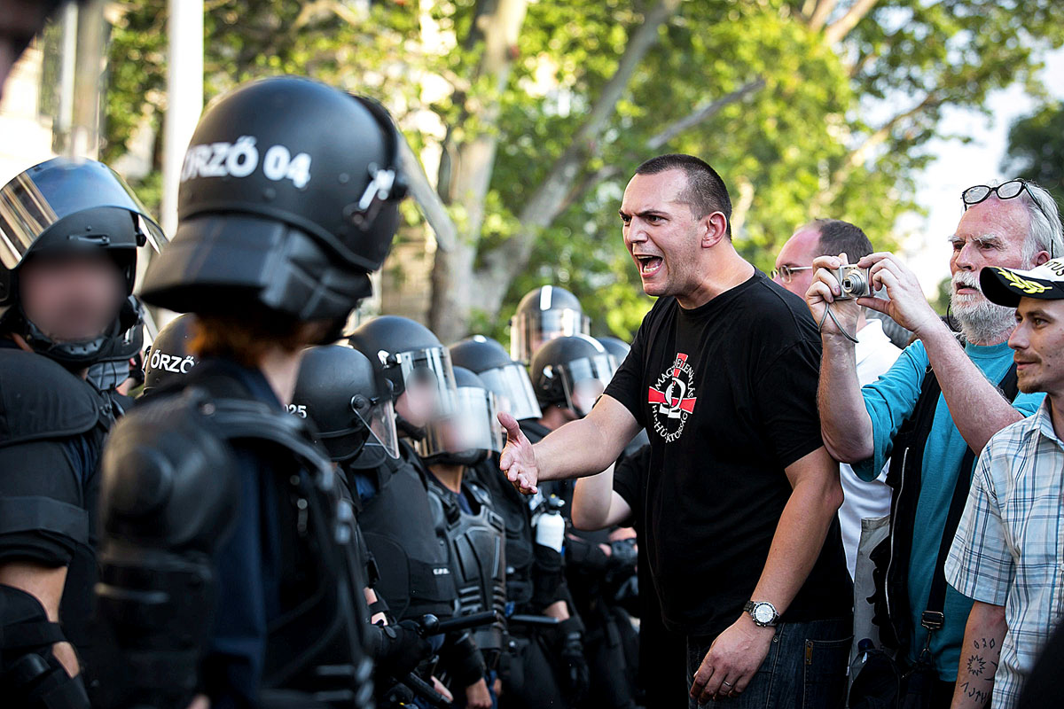 Zagyva Gyula a melegfelvonulást biztosító rendőrökkel