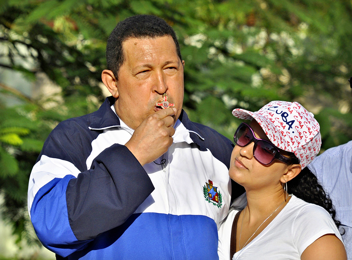 Hugo Chávez a lányával. Az elnök szerint teljesen tiszta, a rák nem akadályozza meg, hogy ismét elnök legyen