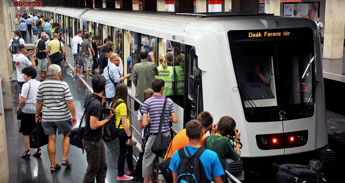 A száz méter hosszú szerelvény 1023 utast szállíthat egyszerre, őszre itt lesz mind a 22 új kocsi