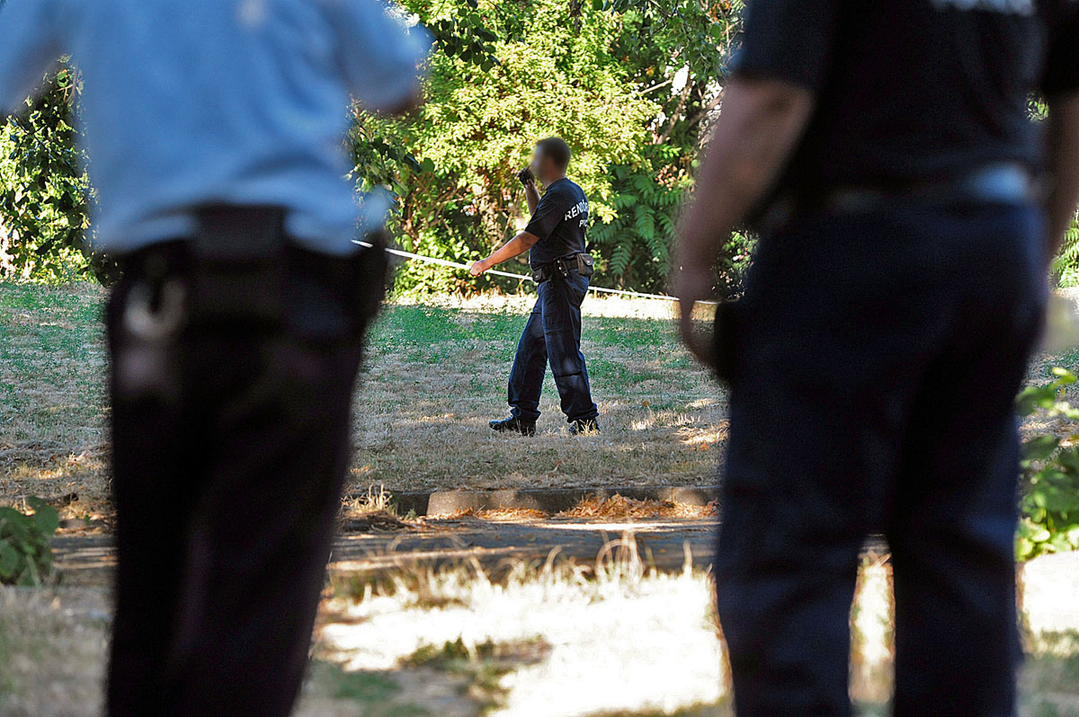 Rendőrök dolgoznak a pécsi Délibáb utcában, ahol megtalálták Bándy Kata holttestét