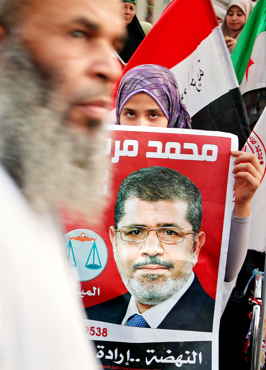 Morszi képével tüntetnek a Tahrir téren, Kairóban