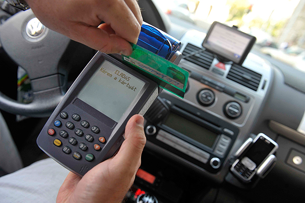 Bankkártyás fizetés a taxiban. Nemzetgazdasági szinten így sokkal olcsóbb
