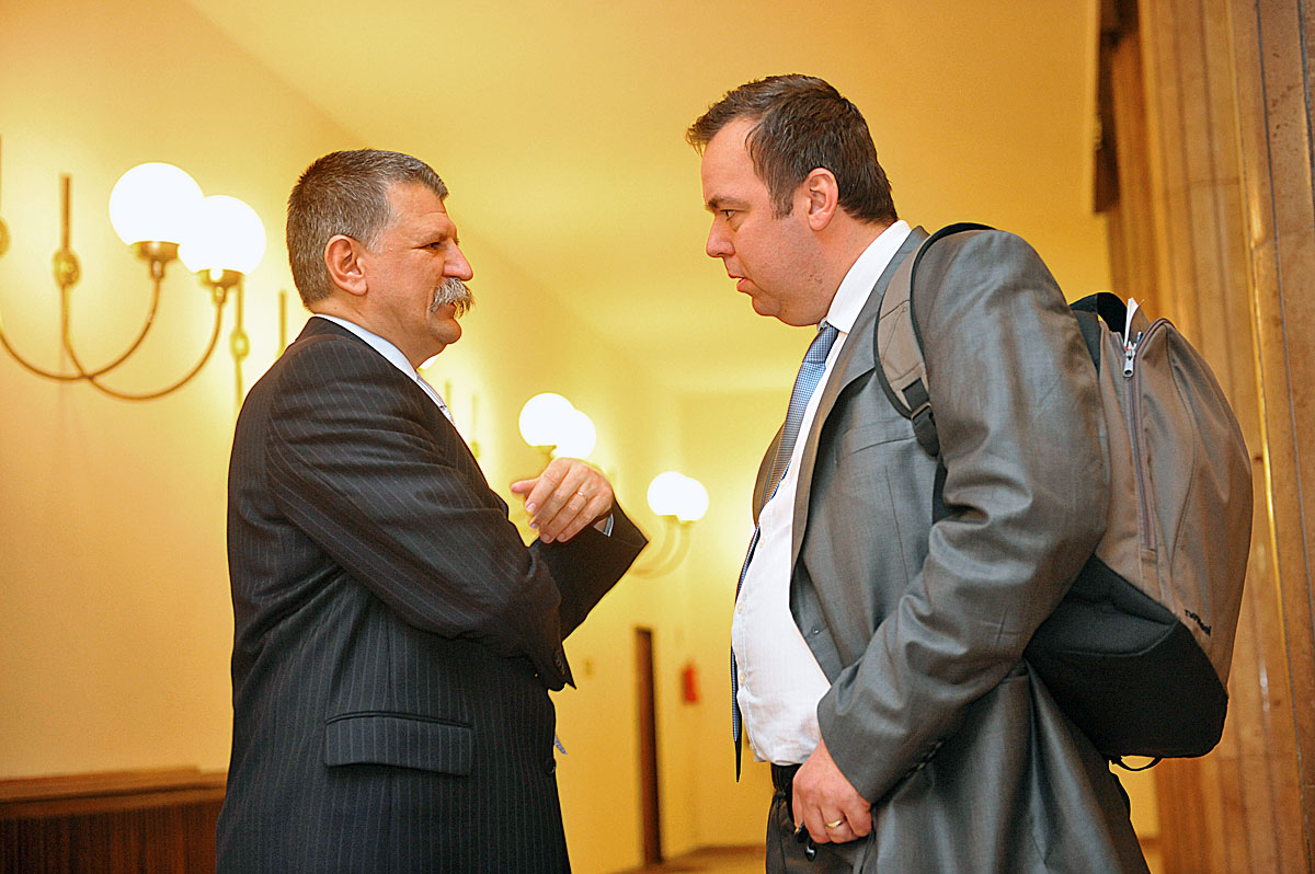 Kövér László és L. Simon László beszélgetnek a folyosón