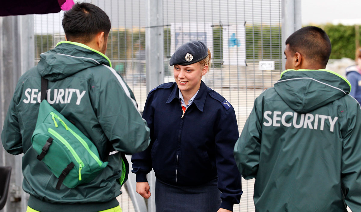 Biztonsági őröket ellenőriz a brit légierő, a RAF katonája. Mulasztás mulasztás után