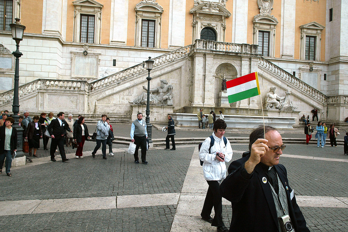 Róma, Campidoglio: a szervezetten utazókat mindenütt telepített idegenvezető várja és kíséri