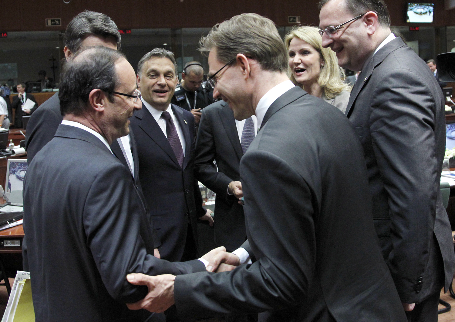 Orbán Viktor figyeli Fracois Hollande brüsszeli bemutatkozását. A francia államfő Jyrki Katainen finn kormányfővel fog kezet, jobbra Helle Thorning-Schmidt dán és Petr Necas cseh miniszterelnök