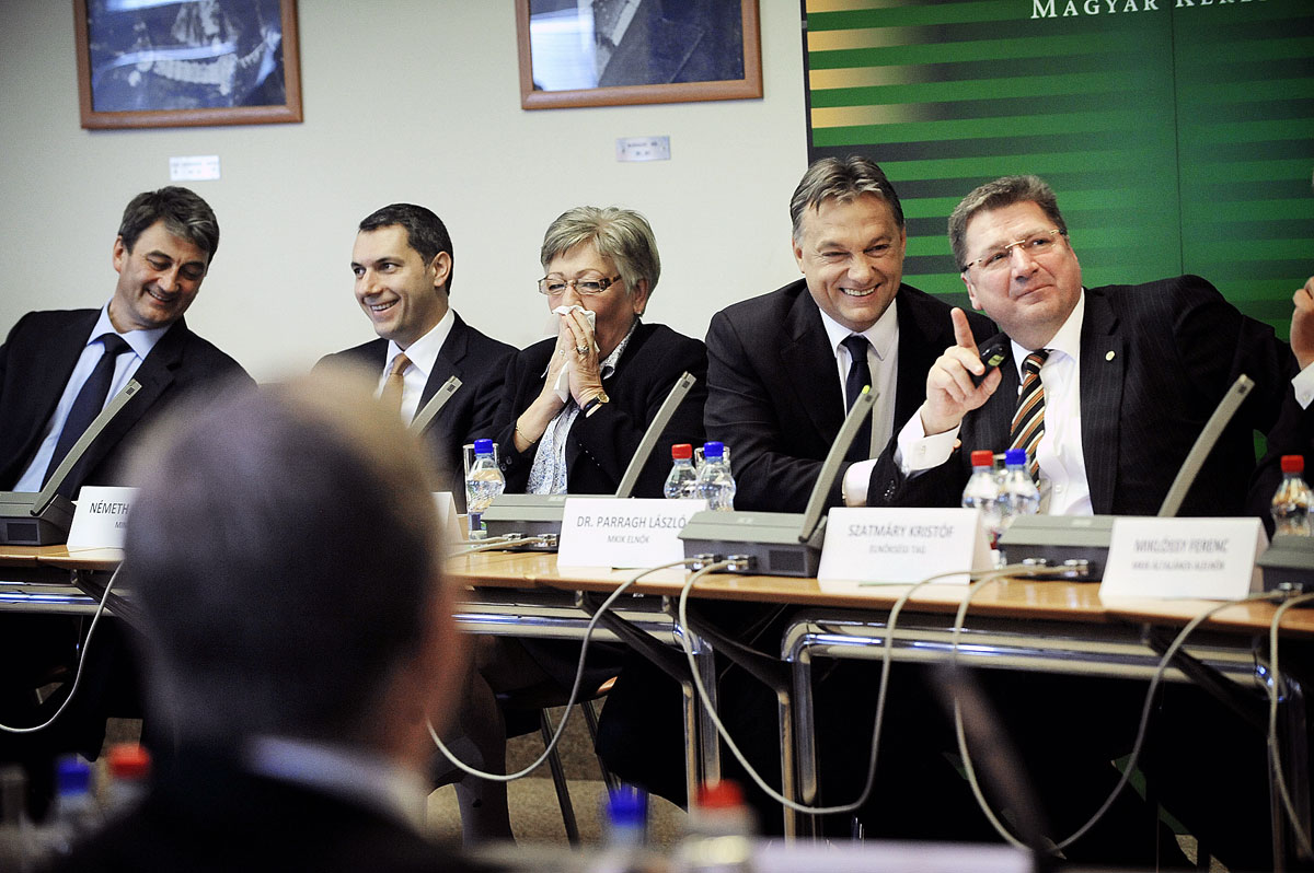 Orbán Viktor miniszterelnök Parragh László és a kormány tagjainak társaságában