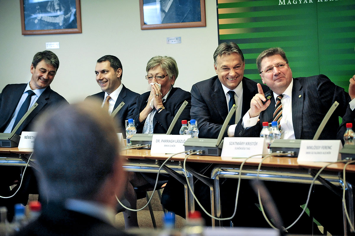 Orbán Viktor (jobbról a második) és Parragh László (jobbról az első) teljes egyetértésben