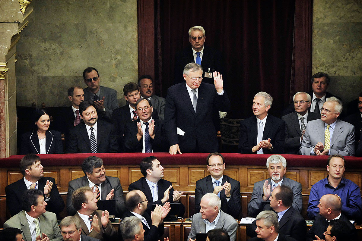 Az Országgyűlés megválasztja az új alkotmánybírákat – a kép középpontjában Balsai István köszöni a Fidesz padsoraiból érkező elismerő tapsokat