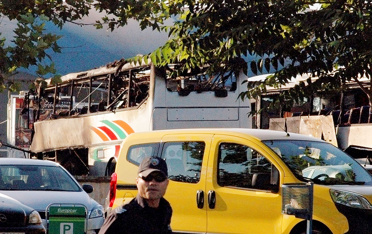 A felrobbantott, kiégett busz Burgaszban