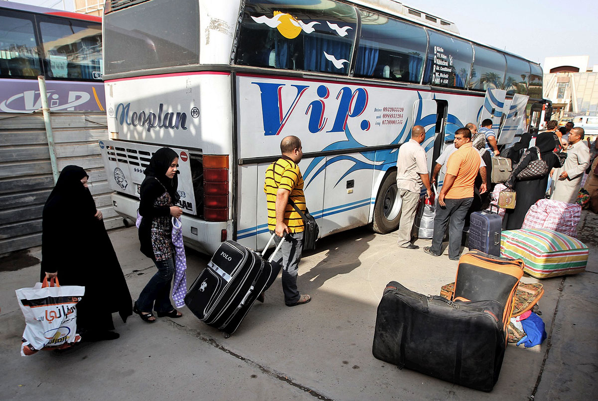 Szíriából érkező irakiak Bagdadban. Az iraki kormány több tízezer állampolgárát hívta vissza csütörtökön a szomszéd országban terjedő erőszak miatt