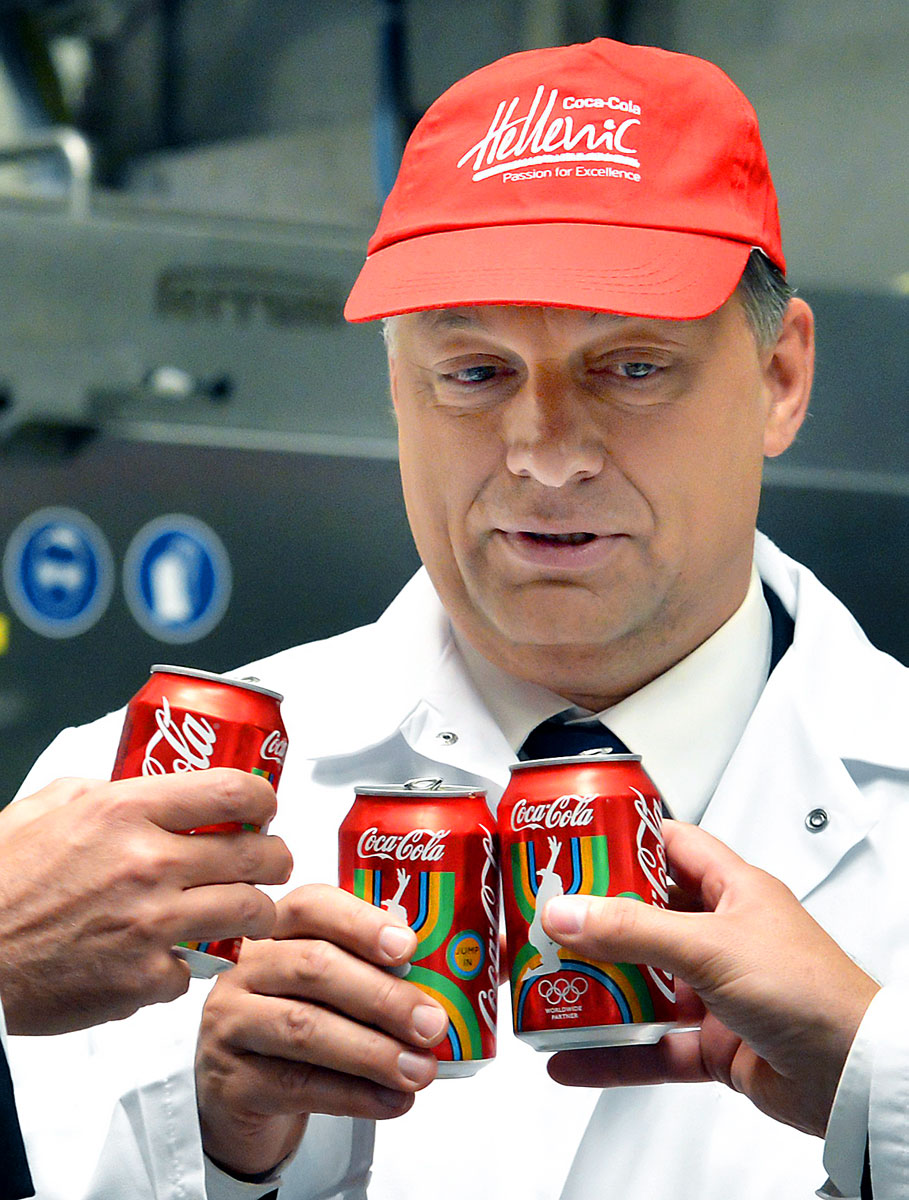 Orbán Viktor dobozos kólával koccint
