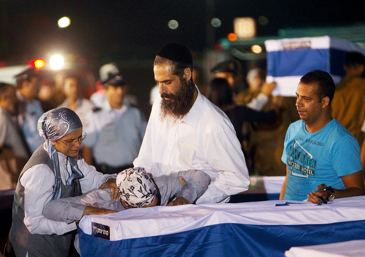 Izraeli áldozat és gyászolók a tel-avivi repülőtéren