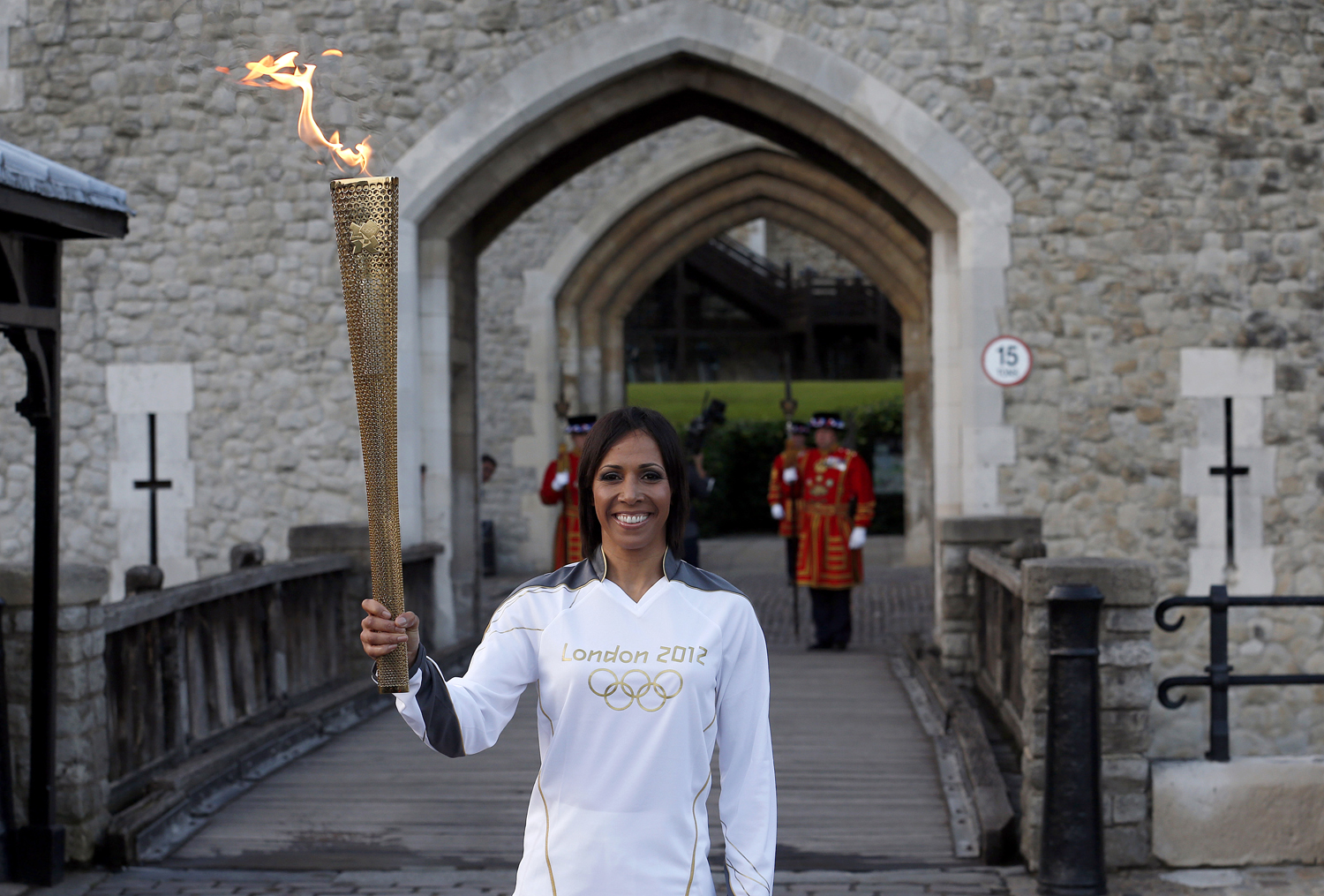 A kétszeres olimpiai bajnok Kelly Holmes fogadta a Londonba érkező lángot a Tower előtt