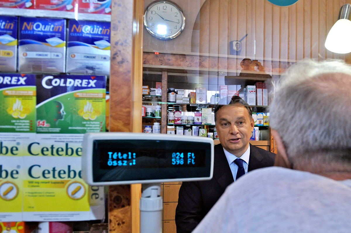 Orbán Viktor miniszterelnök egy vásárlóval beszélget a zuglói Róna Patikában