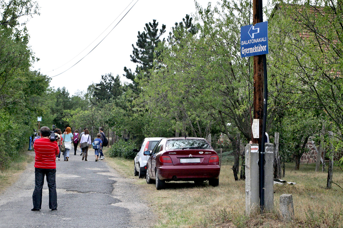 Balatonakaliban, a Dörgicsei úton található ifjúsági táborhoz vezető úton