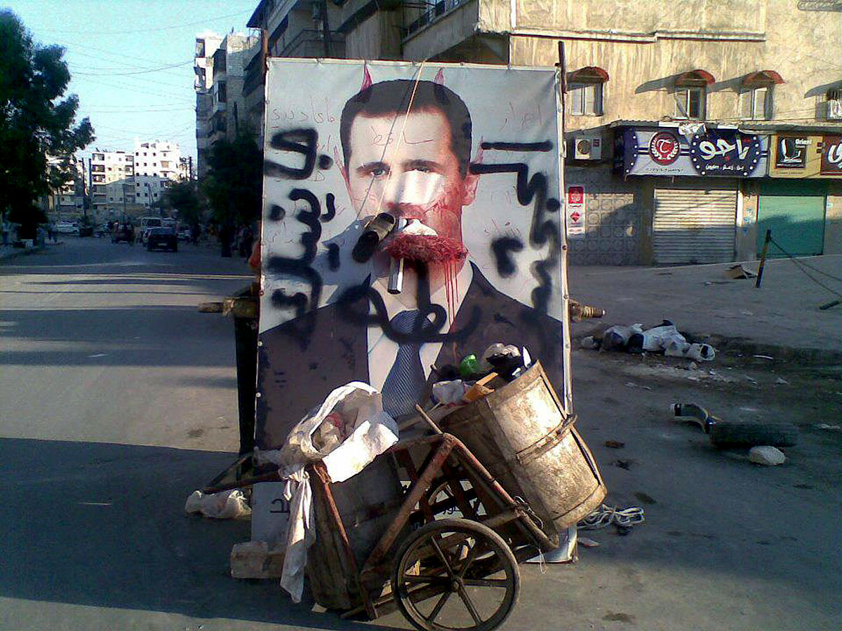 Basár el-Aszad elcsúfított portréja Aleppóban. Az elnök körül egyre forróbb a levegő