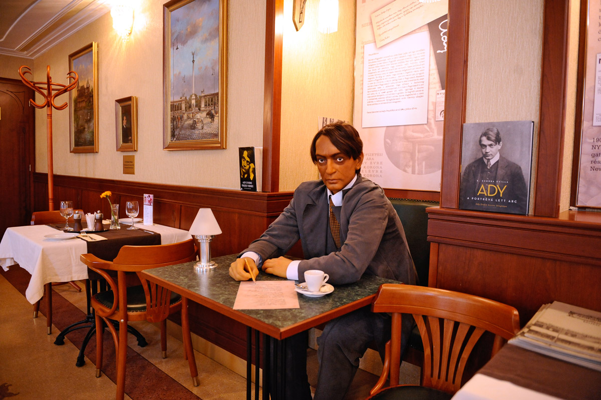 A budapesti Szabadság kávéház Ady-asztala, a költő itt írta a Harc a Nagyúrral című versét