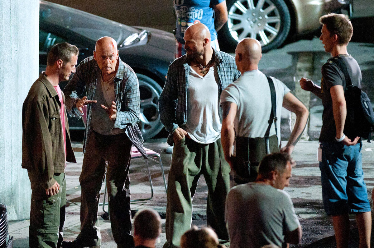 A John McClane szerepét alakító Bruce Willis (balra) és fénydublőre próbálnak a Good Day to Die Hard forgatásán, Budapest belvárosában.