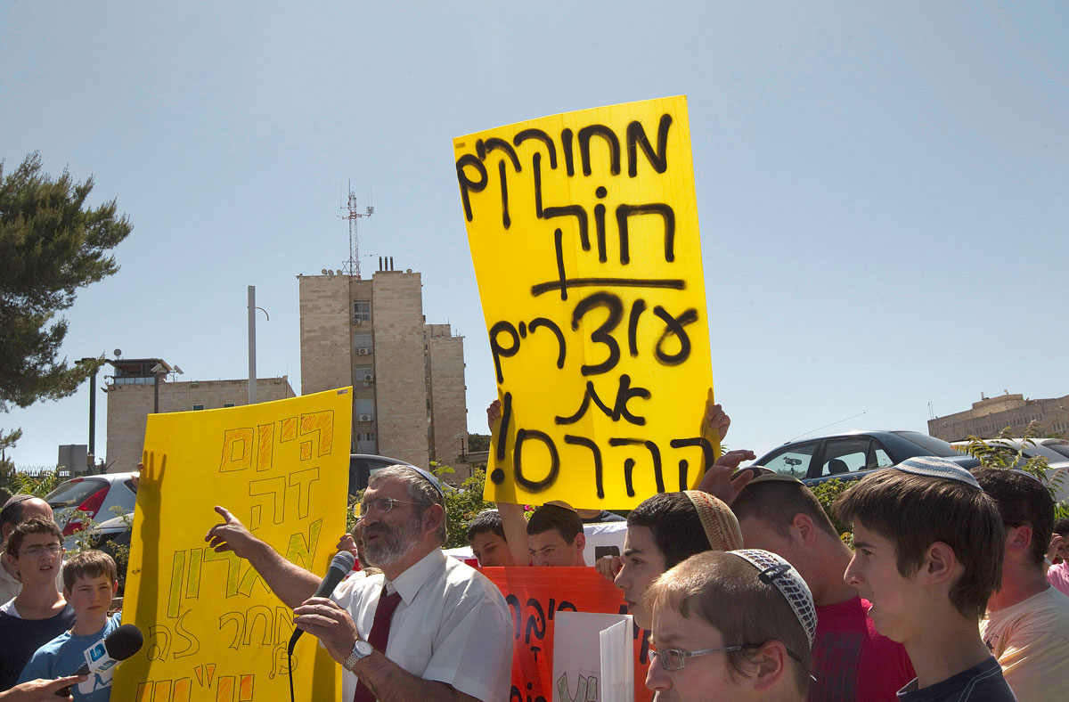 Michael Ben Ari egy zsidó telepek melletti jeruzsálemi tüntetésen