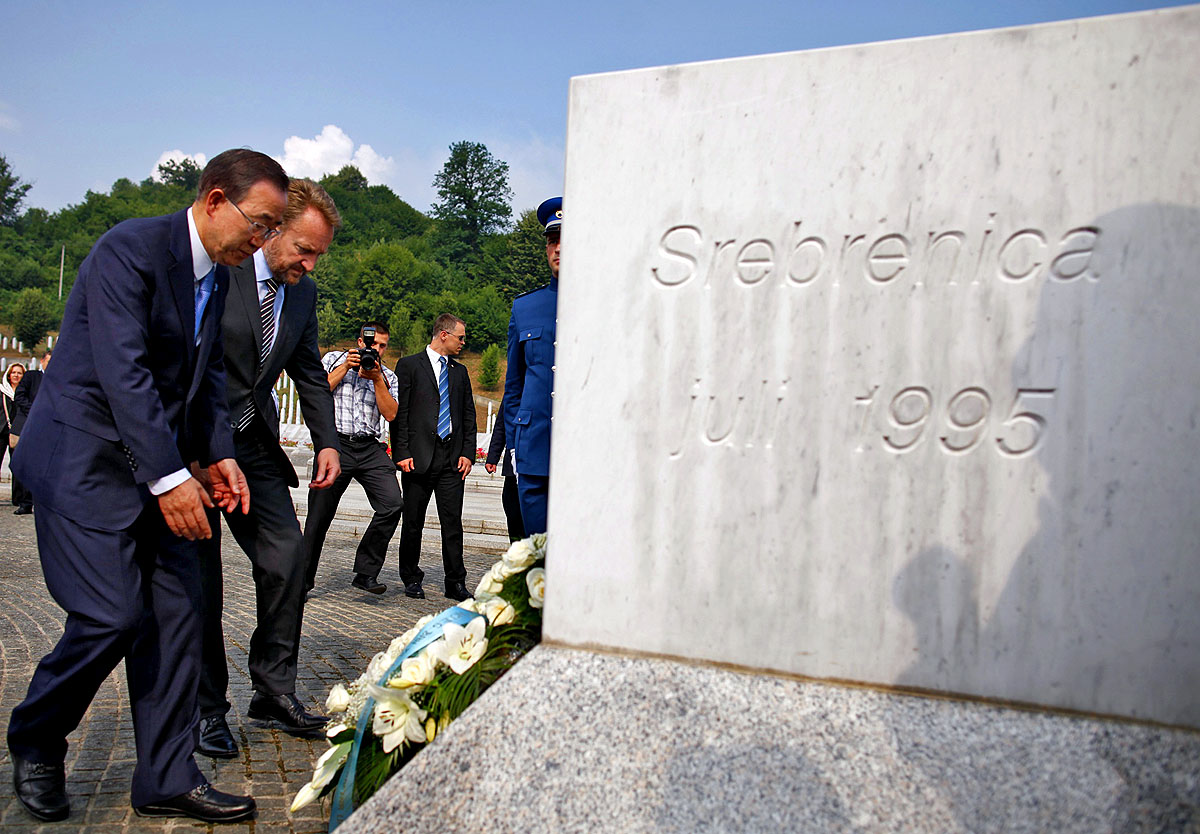 Ban Ki Mun és Bakir Izetbegovic, a bosnyák elnöki tanács elnöke a Srebrenica melletti emlékhelyen rótta le kegyeletét